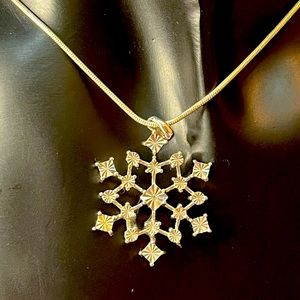 Super  cute diamond cut solid sterling silver snowflake pendant and chain. New